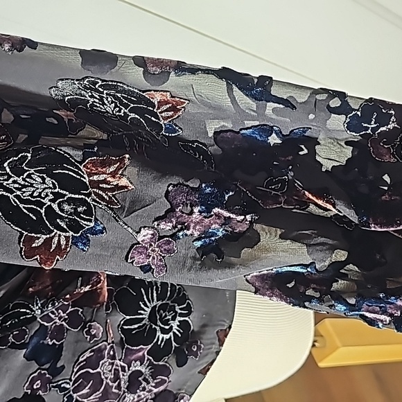 Dana Buchman chiffon wrap blouse with raised velvet flaral size 4. Beautiful - Picture 4 of 13